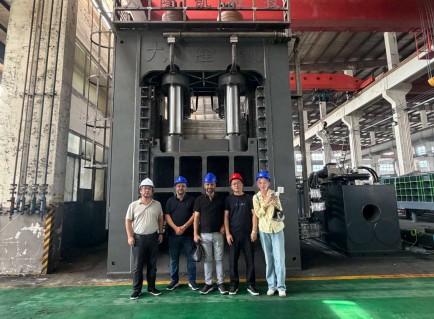 🏭 Разработано для металлургических заводов: делегация иракского клиента посетила GOOD-KNIFE для проверки технических характеристик оборудования и производственной мощности.